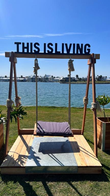 Modern 2 Bedroom Apartment with Stunning Canal Views