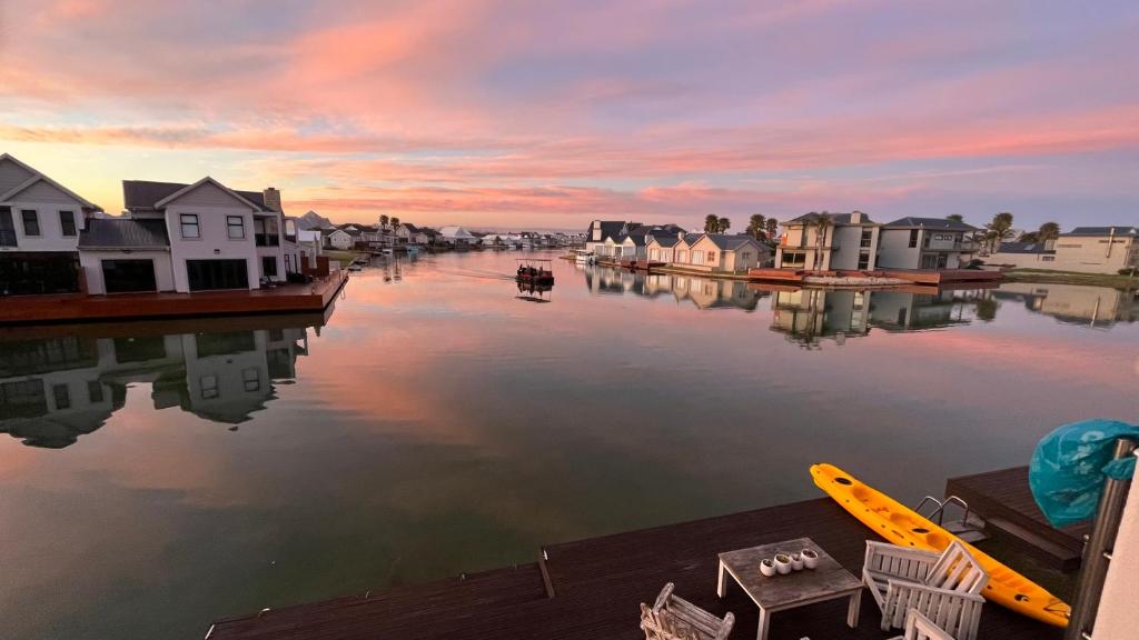 Modern 2 Bedroom Apartment with Stunning Canal Views