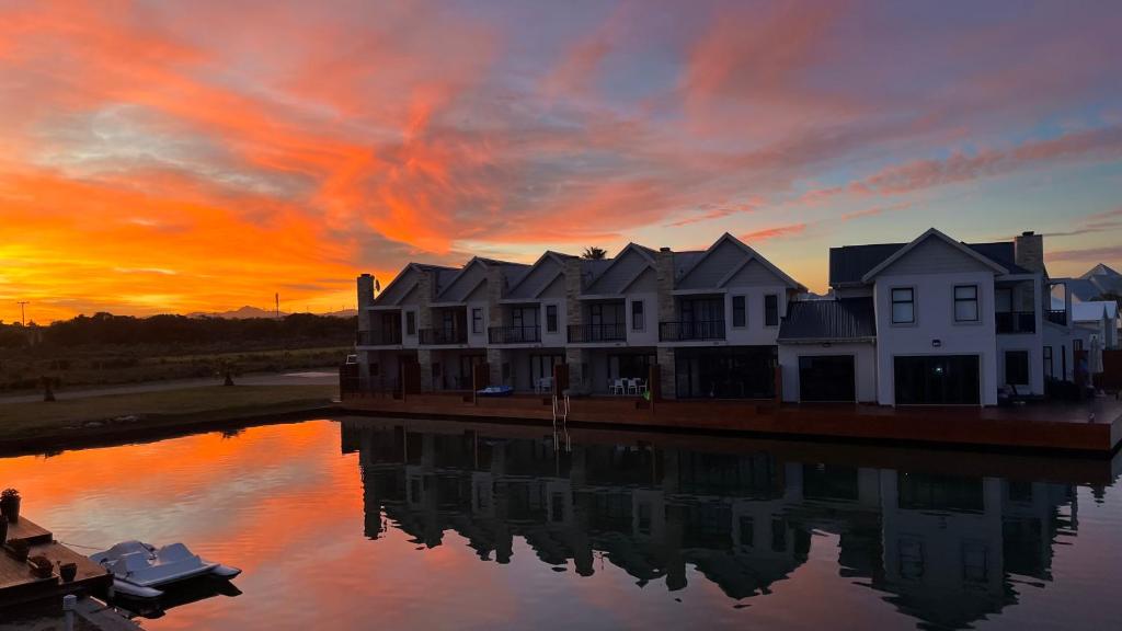 Modern 2 Bedroom Apartment with Stunning Canal Views