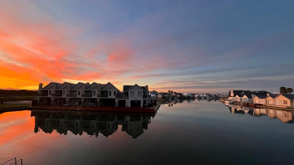 Modern 2 Bedroom Apartment with Stunning Canal Views