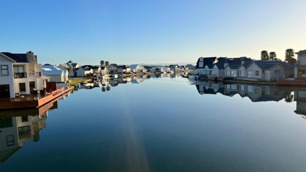 Modern 2 Bedroom Apartment with Stunning Canal Views