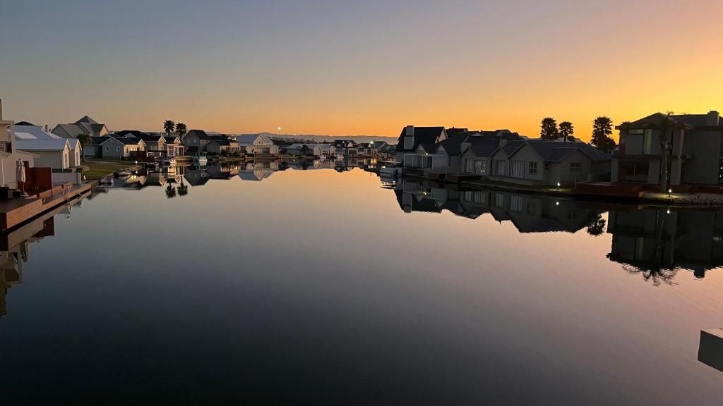 Modern 2 Bedroom Apartment with Stunning Canal Views