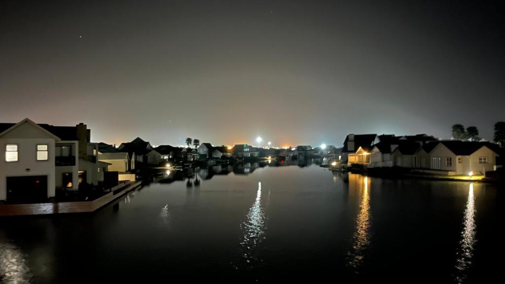 Modern 2 Bedroom Apartment with Stunning Canal Views