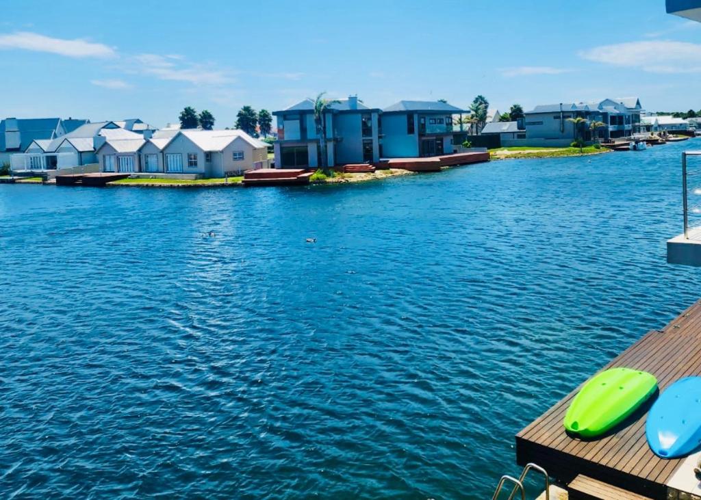 Modern 2 Bedroom Apartment with Stunning Canal Views