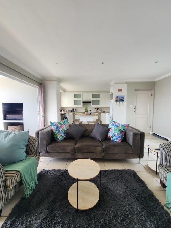 Modern 2 Bedroom Apartment with Stunning Canal Views