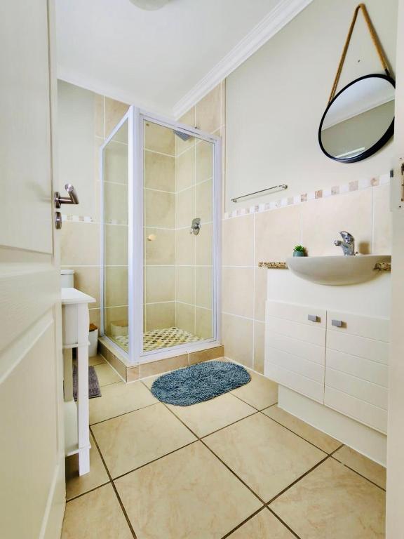 Modern 2 Bedroom Apartment with Stunning Canal Views