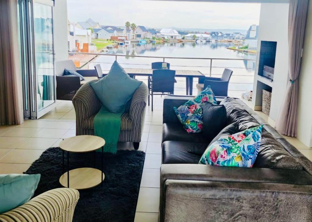 Modern 2 Bedroom Apartment with Stunning Canal Views