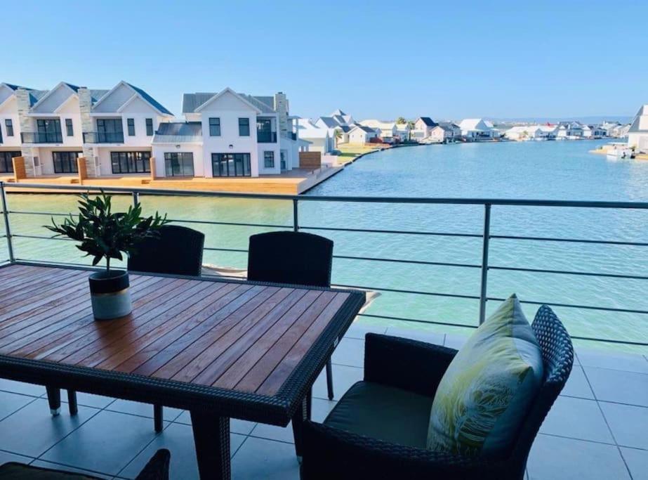 Modern 2 Bedroom Apartment with Stunning Canal Views