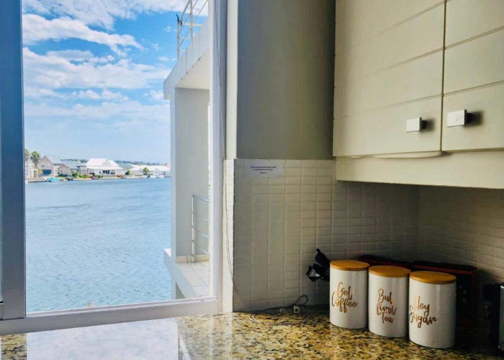 Modern 2 Bedroom Apartment with Stunning Canal Views