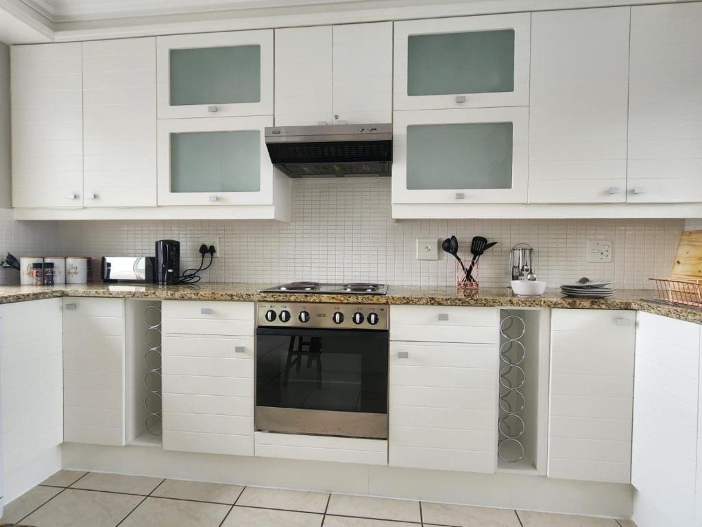 Modern 2 Bedroom Apartment with Stunning Canal Views