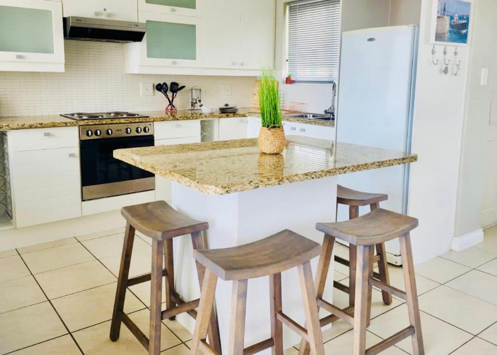 Modern 2 Bedroom Apartment with Stunning Canal Views