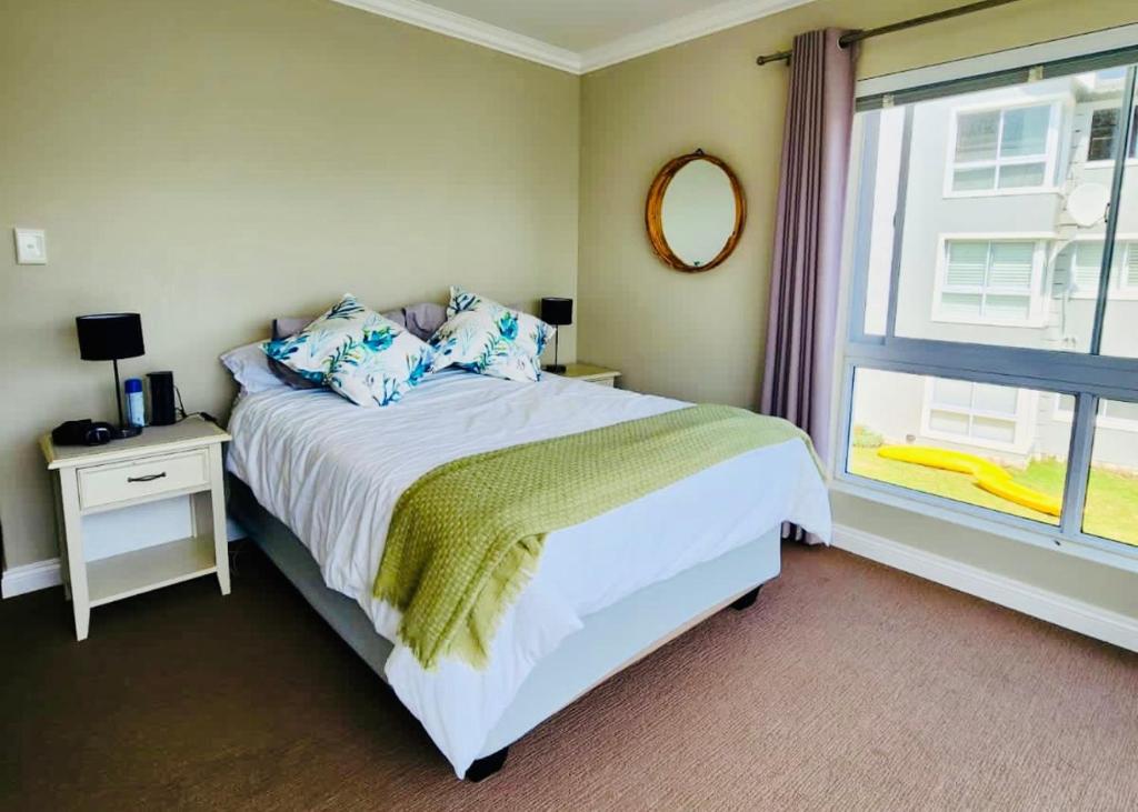 Modern 2 Bedroom Apartment with Stunning Canal Views