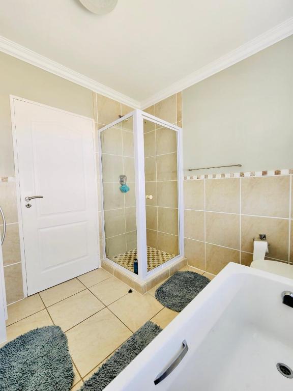 Modern 2 Bedroom Apartment with Stunning Canal Views