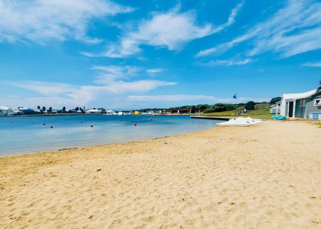 Modern 2 Bedroom Apartment with Stunning Canal Views