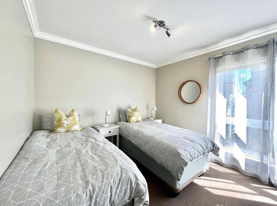 Modern 2 Bedroom Apartment with Stunning Canal Views