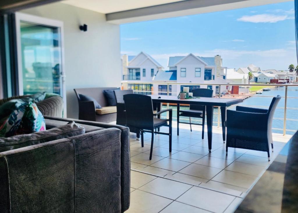 Modern 2 Bedroom Apartment with Stunning Canal Views