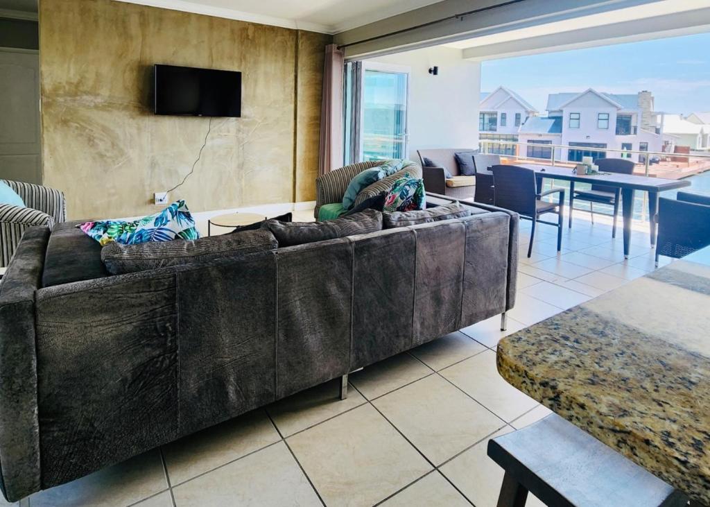 Modern 2 Bedroom Apartment with Stunning Canal Views