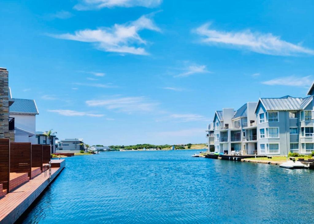 Modern 2 Bedroom Apartment with Stunning Canal Views