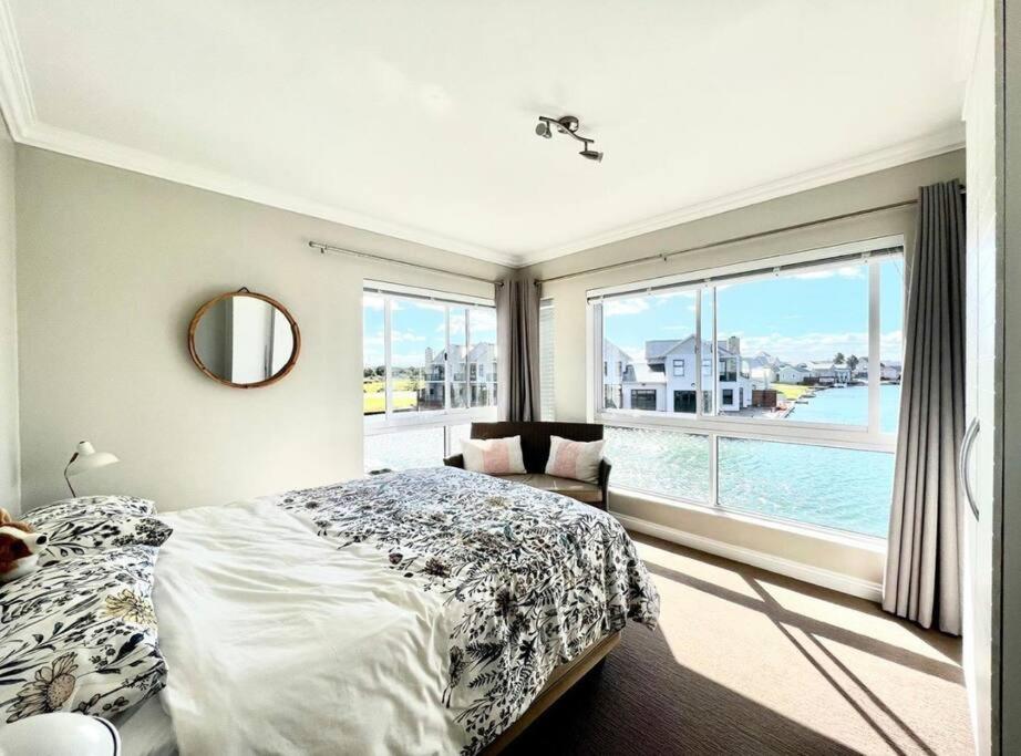 Modern 2 Bedroom Apartment with Stunning Canal Views