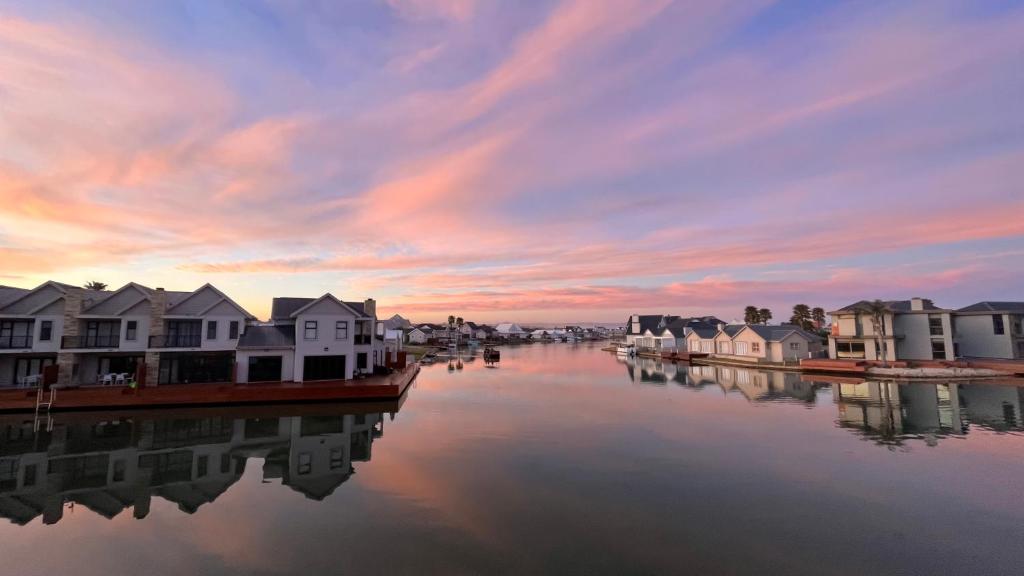 Modern 2 Bedroom Apartment with Stunning Canal Views