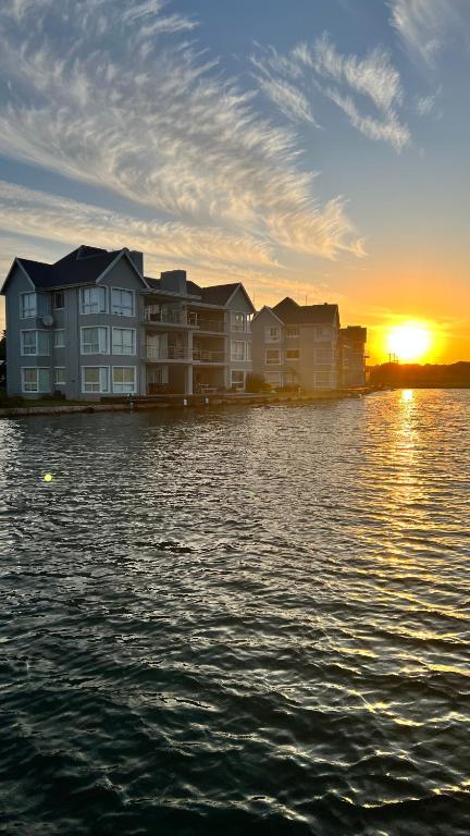 Modern 2 Bedroom Apartment with Stunning Canal Views