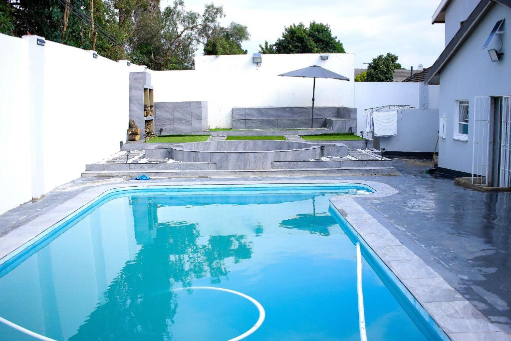هتل سمینی آسانته گست هاوس گت اوی Semeni Asante Guesthouse Getaway