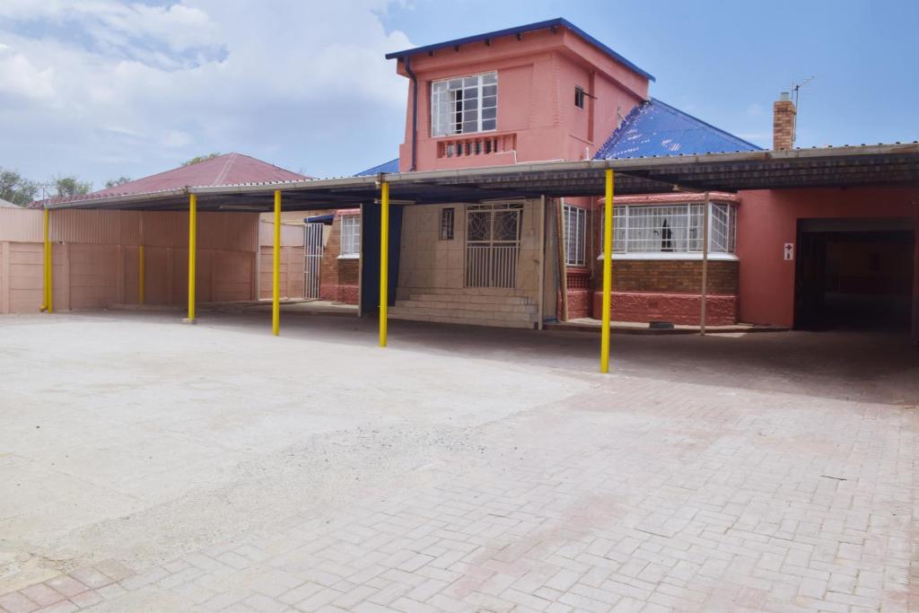هتل اسکایپز لاج Skypz Lodge