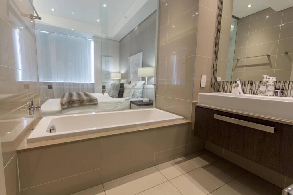 هتل 1 بد روم لاکچری آپارتمان سندتون اسکای 1 BEDROOM LUXURY APARTMENT Sandton Skye