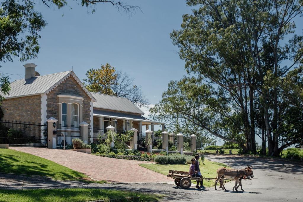 هتل کورنرستون منور Cornerstone Manor