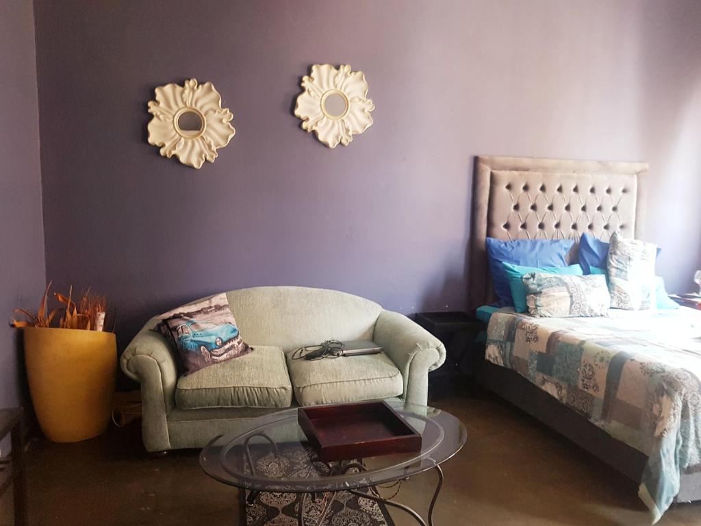 ۱۲ دکدز آرت هتل یونیت ۳۱۹ - 12 Decades Art Hotel unit 319