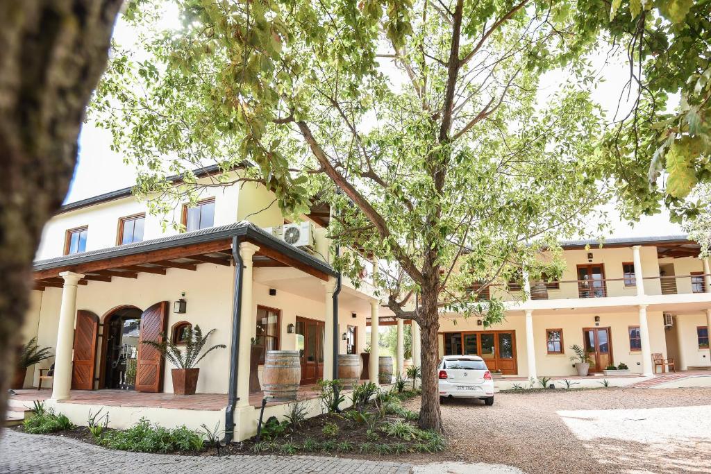 هتل لاوان بوتیک واین استیت اند گس هاوس Lovane Boutique Wine Estate and Guesthouse