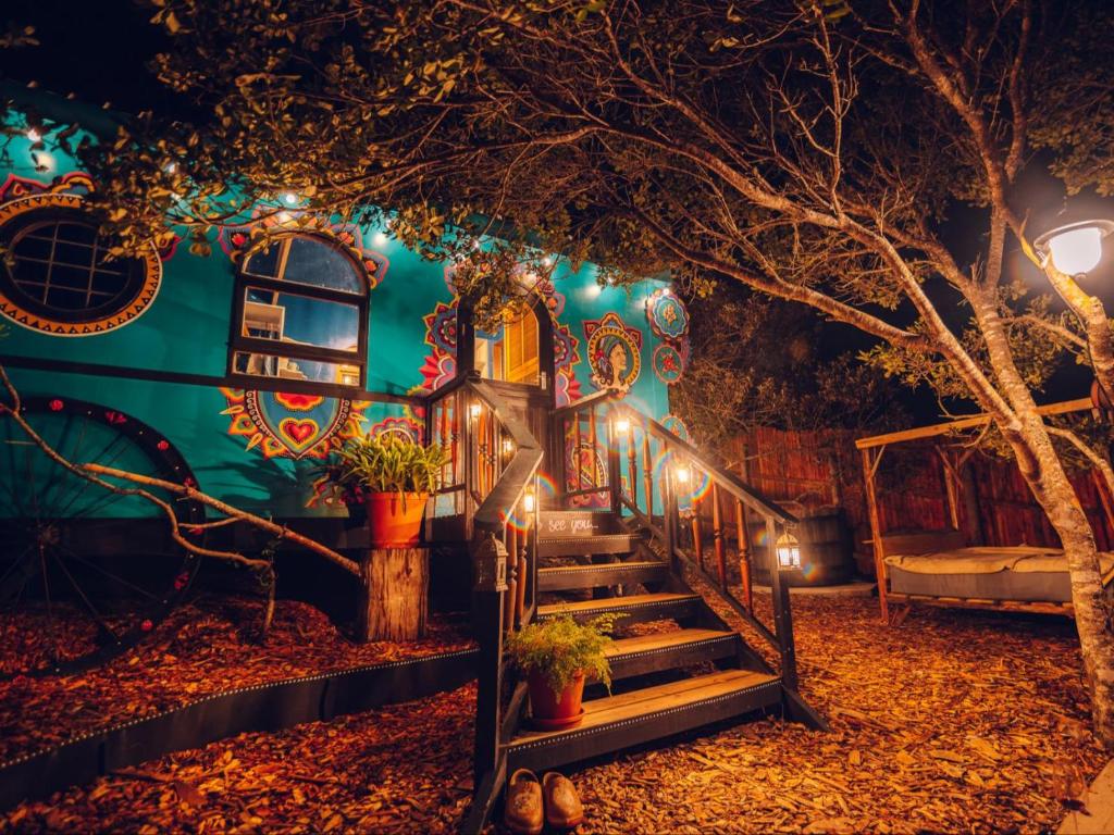 هتل تریدم ویلاز اند وردوس Treedom Villas and Vardos