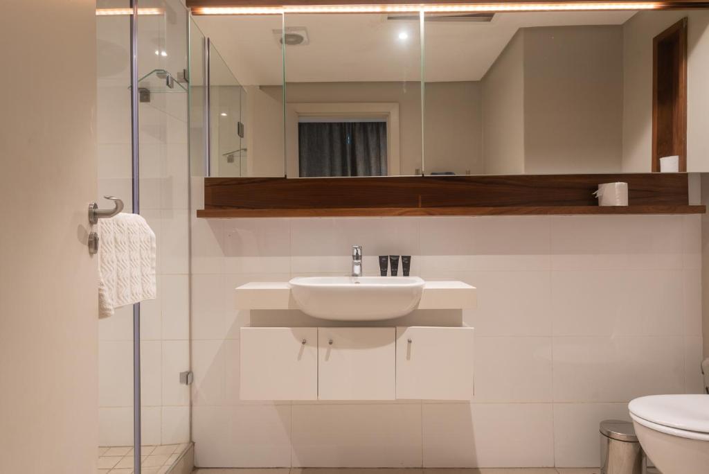 هتل ایندیکو 2 بد زیمبالی سوئیتس سی ویو Indigo 2 Bed Zimbali Suites Sea View