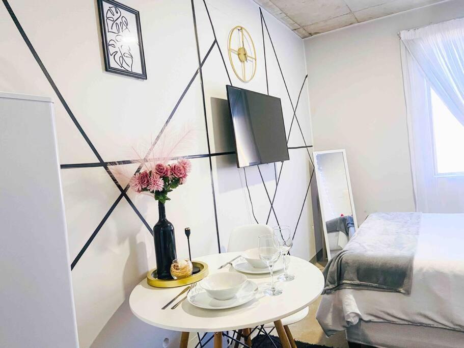 هتل کوزی اسکیپ بچلر این مابوننگ پلاس آنکپد وای-فای Cozy escape bachelor in Maboneng + uncapped WI-FI.
