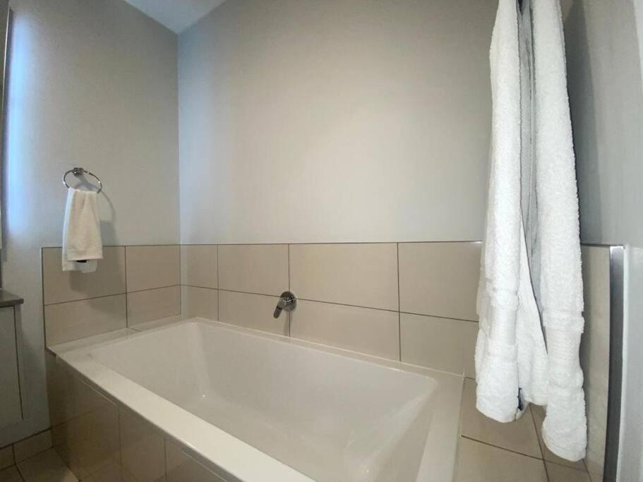 هتل استانیگ 1 BEDROOM ات د مدین - Stunning 1 Bedroom at The Median