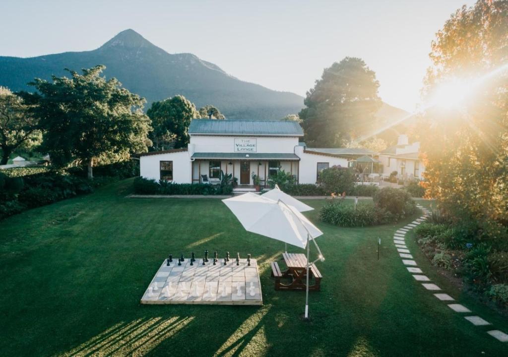 هتل ذ ویلاج لاج The Village Lodge