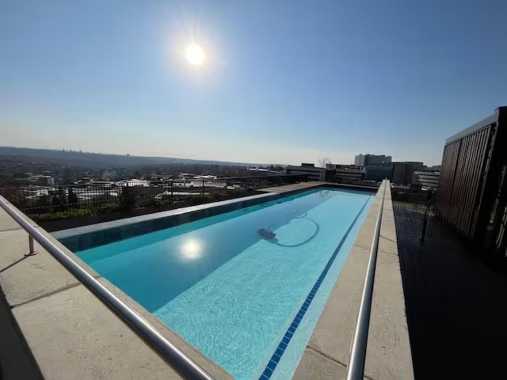هتل سوفیستیکیتد آپارتمان این سندتون! - د لاینال - Sophisticated Apartment in Sandton! - The Lineal