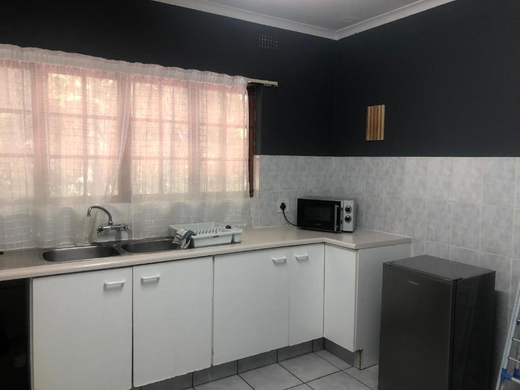 هتل هیلکرسټ/واترفال گاردن هایداوی! Hillcrest/Waterfall Garden Hideaway!