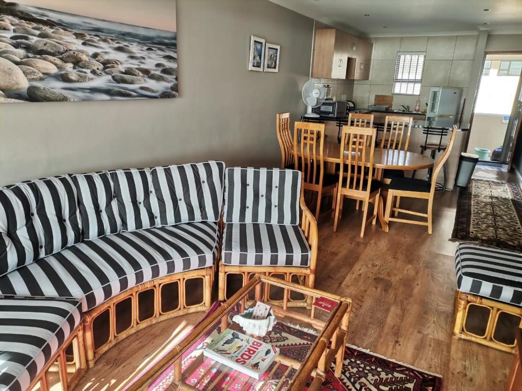 هتل کوینت فلت این دی کلدر ویت اوشن ویو Quaint flat in De Kelder with ocean view