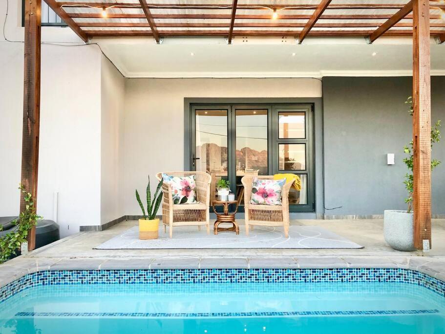 هتل کِیپ واینلندز مَنتین ویو گِت اوی Cape Winelands Mountain View Getaway