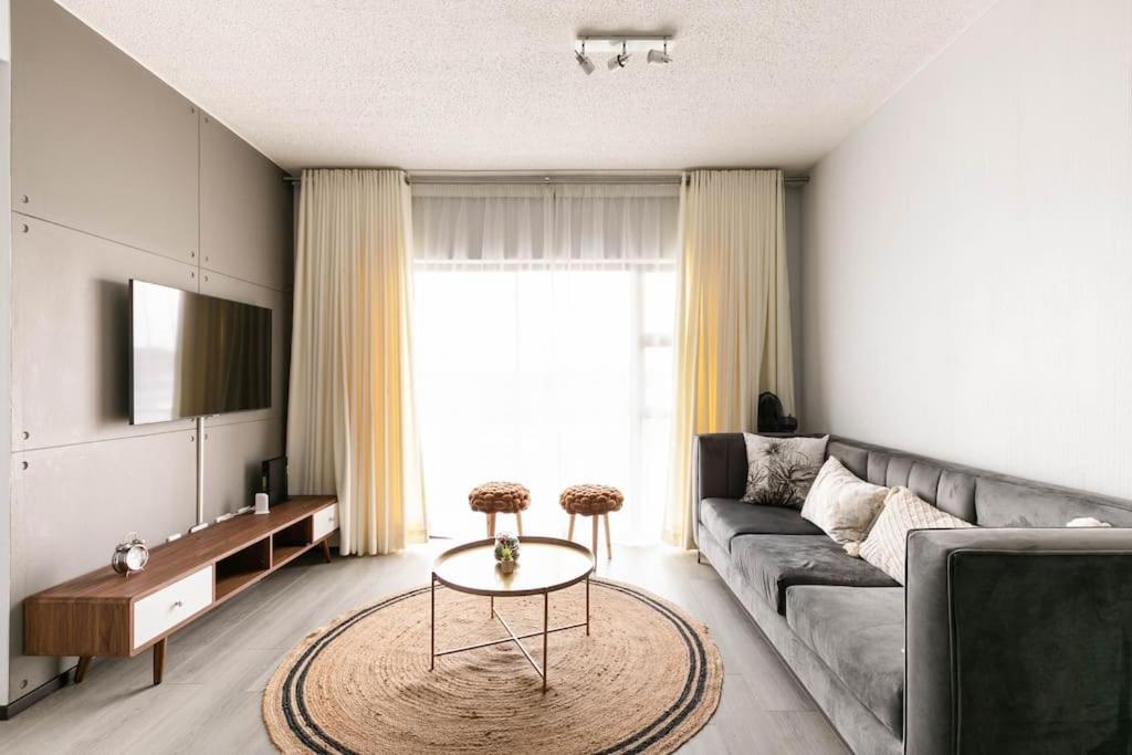 هتل شیک، لاکچریس و اسپیشس ویت بَکاپ پاور. - Chic, luxurious & spacious with backup power.