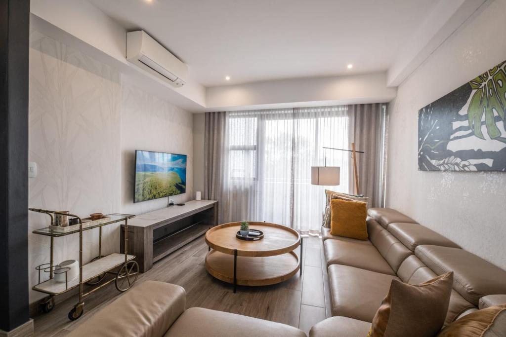 ان تایر لاکچری 2 بدروم ان سوئیت آپارتمان ات ریجنسی هتل Entire luxury 2 bedroom en-suite apartment at Regency Hotel