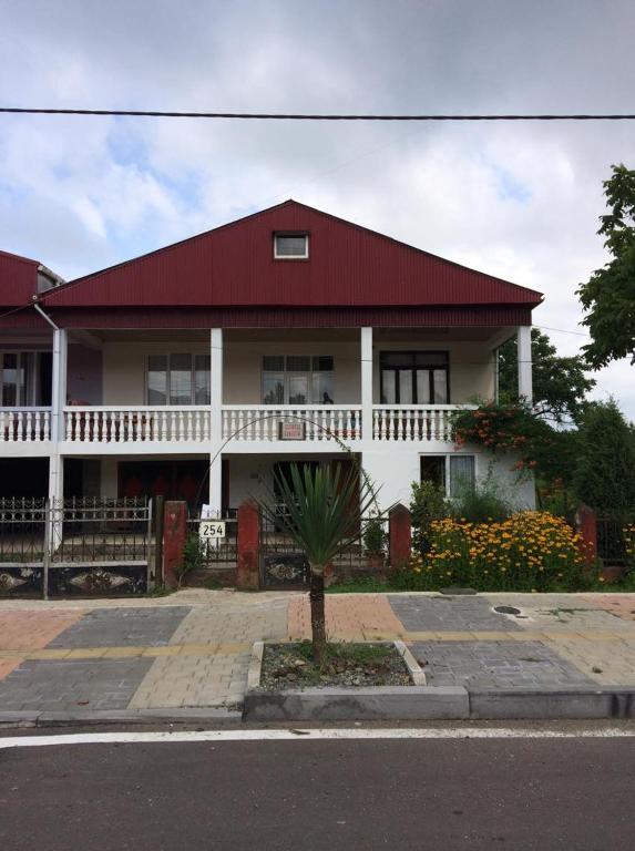 هتل ناتیا گست هاوس Natia Guest House