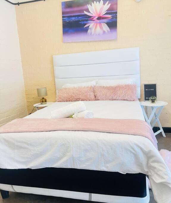 هتل افوردبل گست روم آت 260 مین Affordable Guest Room @260Main
