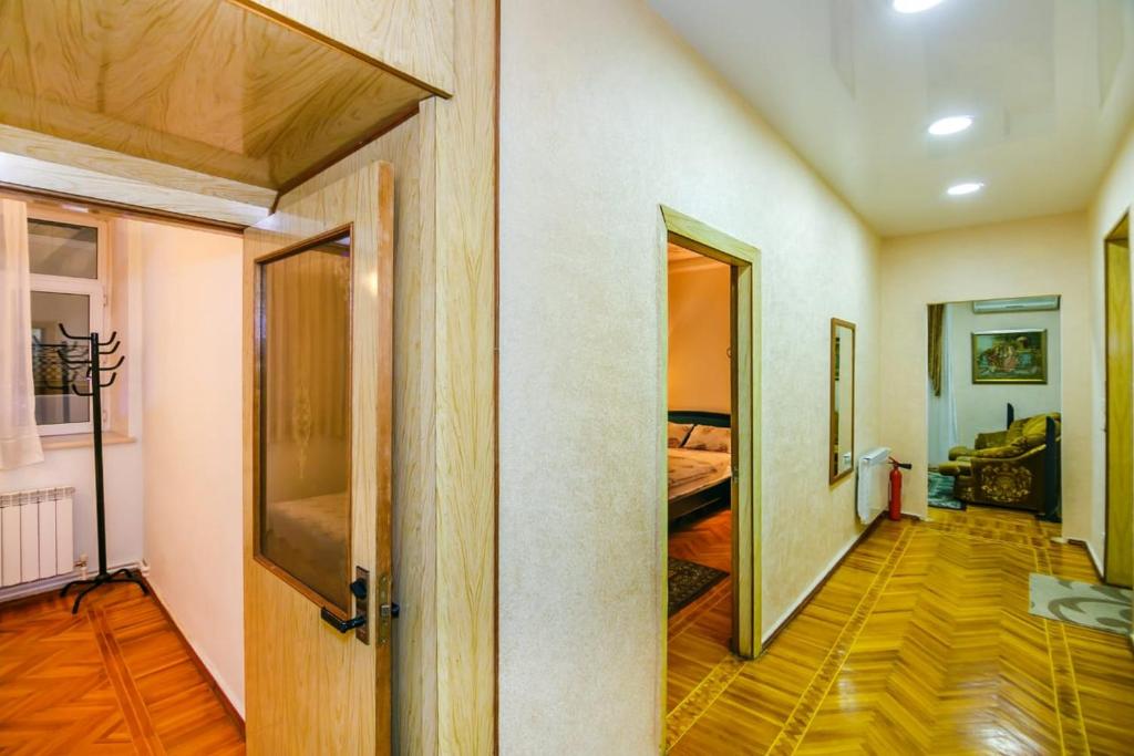 هتل آپارتمنت این نی زامی استریت فانتن اسکوئر - Apartment in Nizami street Fountain Square