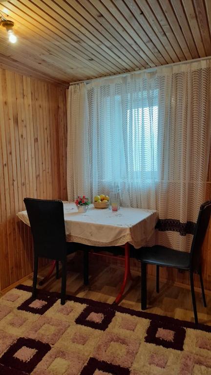 هتل ودن روم این گاردن هاوس Wooden room in garden house