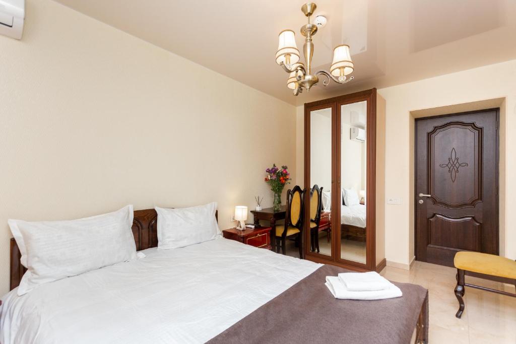 هتل تری بد روم آپارتمان این قدیمی تفلیس ویت 3 با اث روم - Three Bedroom Apartment in Old Tbilisi with 3 Bathroom