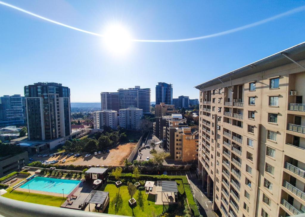 هتل وست پوینت ساندتون اسکایلاین آپارتمان WestPoint Sandton Skyline Apartment