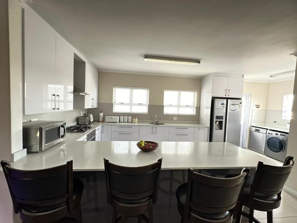 هتل ایمکولیت فُر بد هاوس این کیپ تاون - Immaculate 4 Bed House in Cape Town