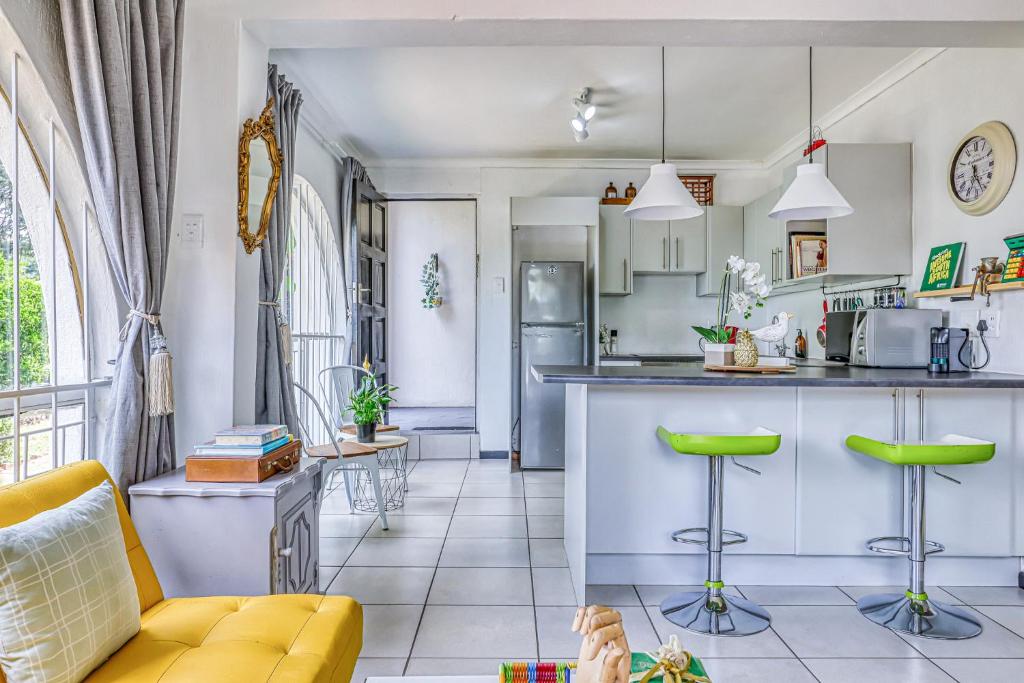 هتل شیک میدتاون استودیو-1 بد-سلار-پول-فیبر-سامرند - Chic Midtown Studio-1 Bed-solar-pool-fibre-samrand